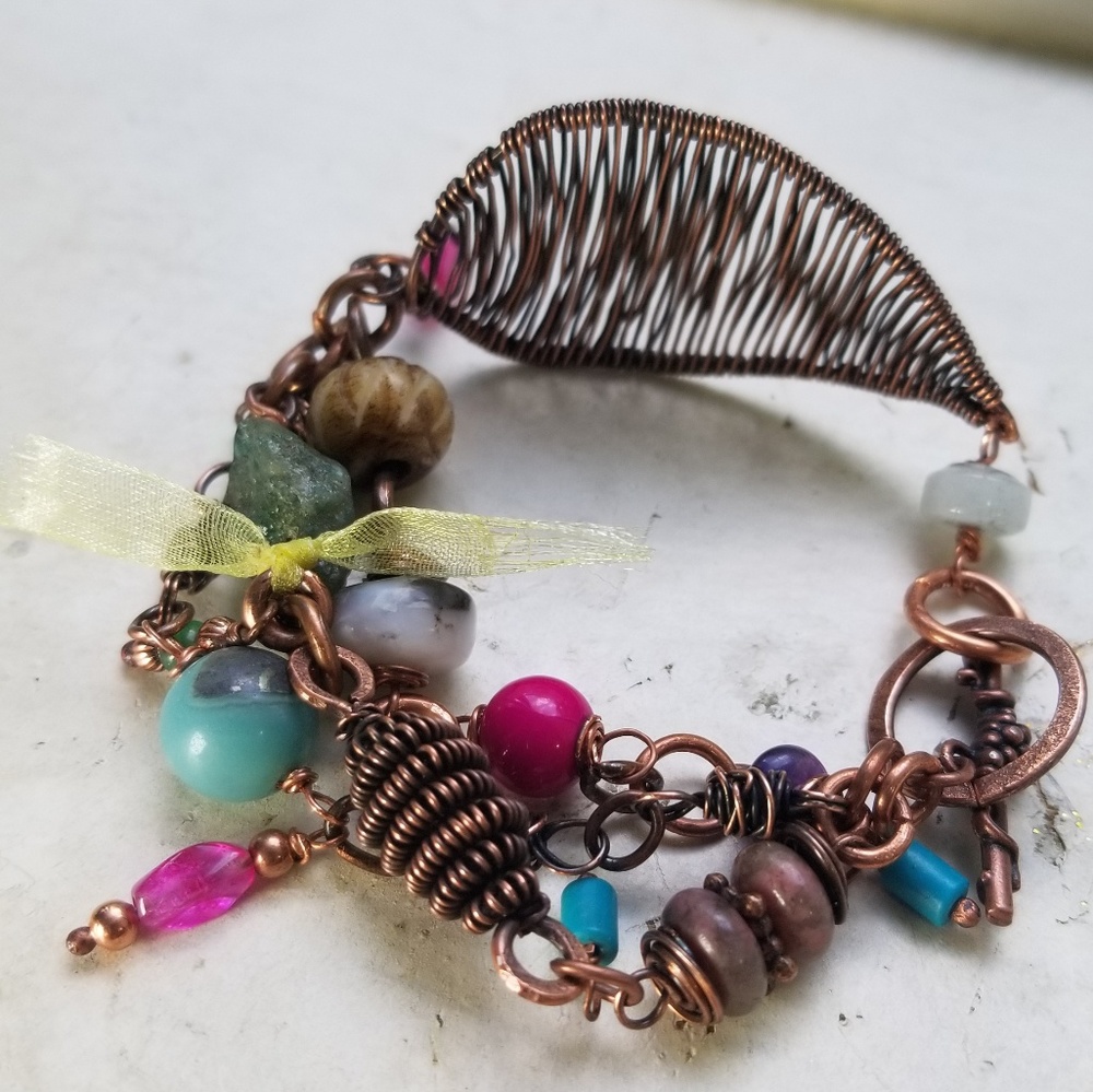 Handmade copper and beaded bracelet - Picture 1 of 7
